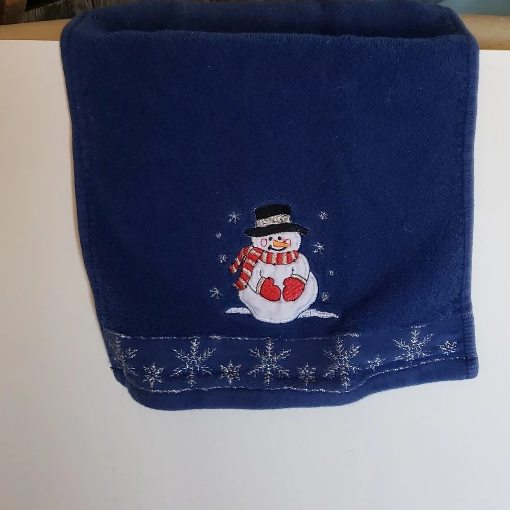 Vintage Linens & Things snowman navy blue mini hand towel ☃️